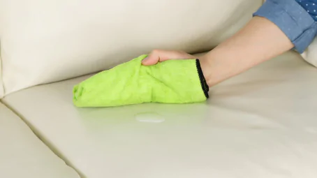 Quanto tempo dura a impermeabilização do sofá e como prolongar a vida útil do seu estofado